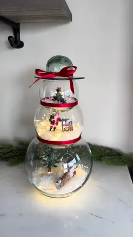 I put a Christmas village inside my snowman!  Thrifted all the bowls and the snowmans little hat! #christmasvillege #christmasdiy #christmasdecor #snowman #thriftfinds 