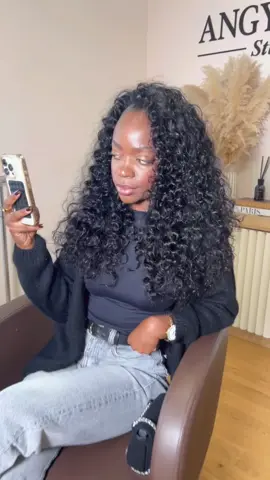 Nos clientes sont complètement fascinées par les Raw indian curly hair, et c’est tout simplement sensationnel ! Cette texture est le choix idéal pour l’hiver et apporte une touche de magie à vos vacances : portez-la en boucles naturelles et laissez-vous envoûter. Ces cheveux bouclés possèdent une douceur et une fluidité incomparables, presque comme du beurre entre les doigts ! Les boucles, rebondies et lumineuses, vous offrent un look impeccable dès le matin, sans effort. Si vous en avez assez des cheveux bouclés qui s’emmêlent ou qui nécessitent des heures de démêlage, les Raw indian curly sont votre solution incontournable ! Admirez notre magnifique cliente qui a opté pour un tissage ouvert avec trois bundles de 22 pouces de notre collection de raw Indian curly hair. #curlyhair #headbandwig #rawindianhair #flipoversewin #quickweave       