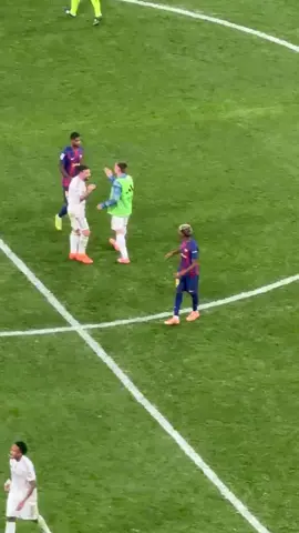 شجار لاعبي ريال مدريد و برشلونة 🤍💪 #ريال_مدريد #برشلونة 