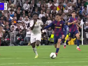 هذا افضل وسط بالعالم ..؟ 😂🤍 #كليان_مبابي🇨🇵 #ديمبلي💪🇨🇵 #ريال_مدريد #برشلونة #رونالدو 