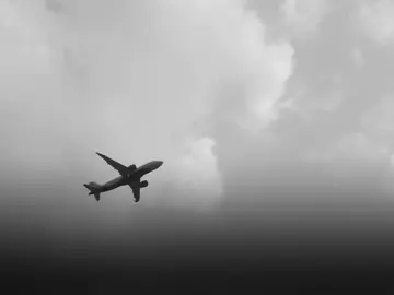 Son muchos kilómetros que nos separan 😩. #musica #koffeelkafetero #elavion #fyp #lyrics 