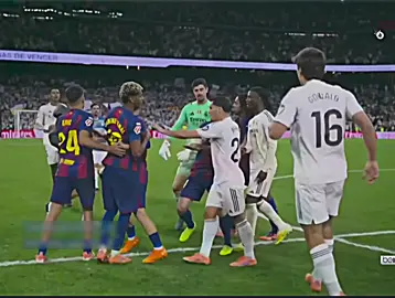فيني گوة متحمل من التبديل 😂#ريال_مدريد_عشق_لا_ينتهي #تصميمي #كرة_القدم_عشق_لا_ينتهي👑💙 