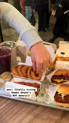 Finally trying Shake Shack’s new HOT menu🍔  Hot Chicken ⭐️⭐️⭐️⭐️ Hot Cheese Fries ⭐️⭐️⭐️⭐️ Carrot Cake Milkshake⭐️⭐️⭐️⭐️⭐️ Blueberry Basil Leomande ⭐️⭐️⭐️ @Shake Shack UK  #FoodTok #shakeshack #londonfood #fyp #FoodLover 