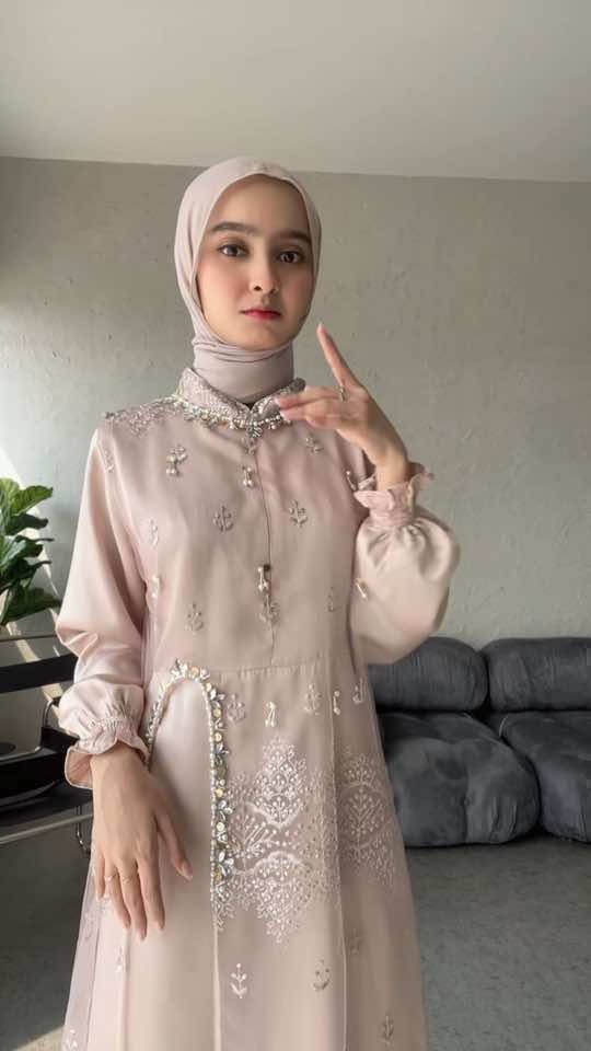 #hijablabel_hl #onesetkekinian #fashionmuslimoutif #dresskondangan 