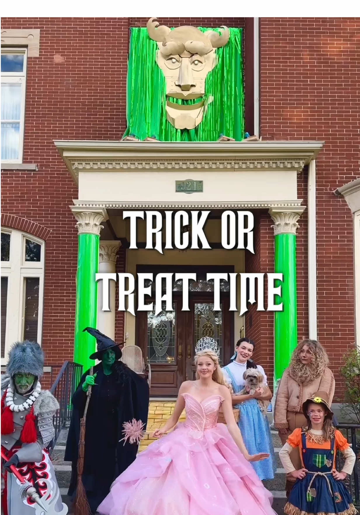 Made a giant Oz head for trick-or-treat.  ‘Twas a Fabuloshisly marvelous night! ##trickortreat##halloween##groupcostume##emeraldcity##thewizardofoz