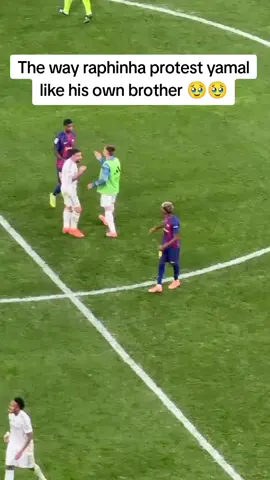 Raphinha is just like yamal older brother🥹. protest ❌  protect✅ just imagine if any players ready to fight against national team mate for club team mate then realise how strong bond they have share. #raphinha #ViscaBarça #ForçaBarça 