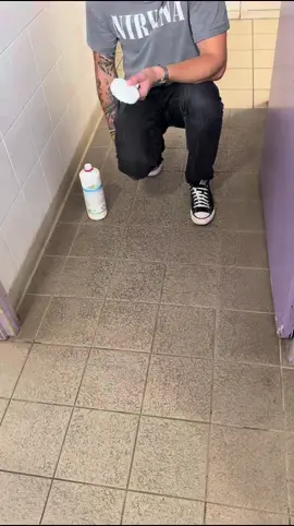 Dans les vestiaires de cette salle de sport, le carrelage antidérapant semblait irrécupérable : saleté incrustée, aspect terne… Avec Aqualise et le gommage mélamine, l’effet waouh est garanti : en un rien de temps, le sol retrouve son éclat d’origine, sans frotter à l’infini. Une méthode simple, rapide et efficace pour garder des vestiaires propres et accueillants. 🔗 Découvrez Aqualise ici : https://www.adnnord.net/product/aqualise-nettoyant-detartrant-5l/ #Aqualise #SalleDeSport #Vestiaires #CarrelageAntidérapant #NettoyageCarrelage #Biofilm #Tartre #AvantAprès #ADNNord