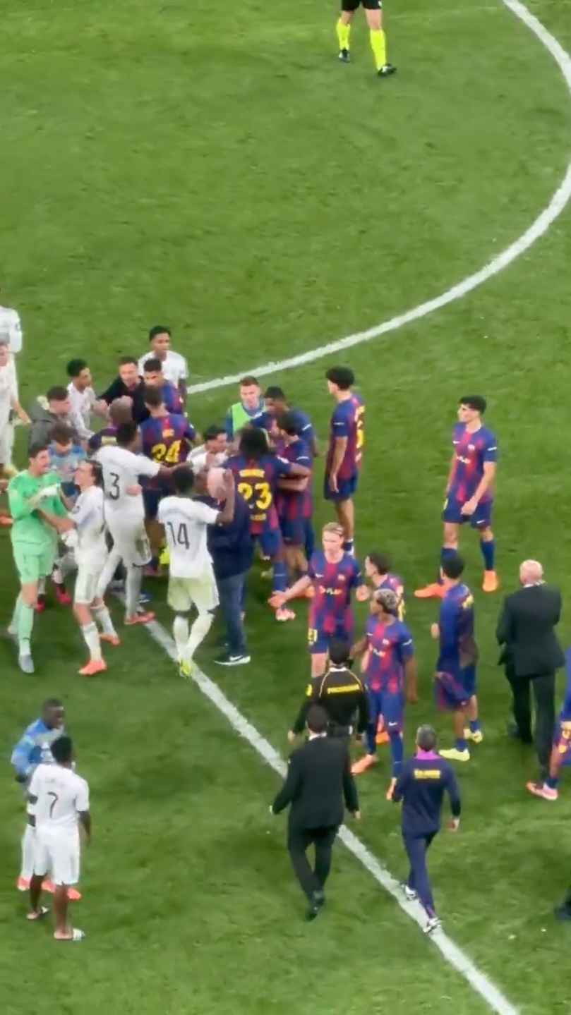 كارفخال ويامال بعد نهاية المبارة #ريال_مدريد #madrid #الكلاسيكو @realmadrid6280 