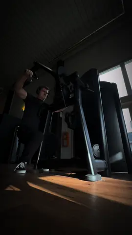 45 kg am Seitheben eingestellt. Schultern waren noch nicht da, wo ich sie haben will – aber ich war da. Kein PR, kein Rekord. Einfach Arbeit. Nach Pause und Infekt geht’s jetzt wieder Schritt für Schritt nach vorne. Konstanz schlägt Perfektion. 🔥 #gym #Fitness #progress #germany 