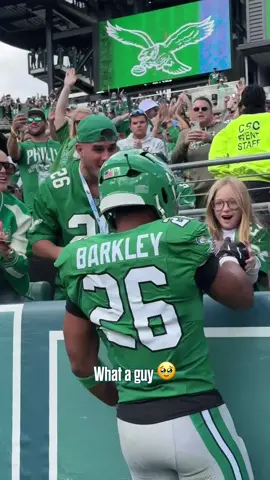 Saquon made that little girl’s day 🥹 #eagles #nfl #saquonbarkley
