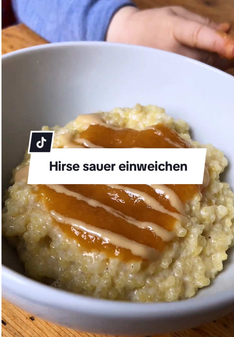 Hirse richtig einweichen: 1. Beliebige Menge Hirse in eine Schüssel geben 2. Hirse mit einem Schuss Apfelessig versehen und dann die Schüssel mit Wasser auffüllen. 3. Schüssel über Nacht im Kühlschrank lagern und anschließend Hirse wie gewünscht zubereiten. Das Prinzip funktioniert auch gut bei Reis und Linsen! Für eine besonders gute Eisenaufnahme empfiehlt sich, die Hirse nicht mit Milchprodukten zu kombinieren, da Calcium und Eisen sich in der Aufnahme ebenfalls hemmen. Anstelle der Milch kann man z.B. gut Kokosmilch verwenden. Da wir aber genug Eisen zu uns nehmen und es besonders gern mit Milch essen, bleiben wir dabei 🥰🥛 #gesunderezepte #traditionelleernährung #noseedoils #cleaneating #gottesnahrung #dinkelmoms #dinkeldörthe #hausfrau #hirse #einweichen #blw #beikost #beikoststart #beikostfrühstück #nährstoffversorgung  