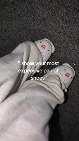 ignore how dirty the bottom of my sweatpants are, I have really bad heel bite with them  #skiing #fyp #goviral #snowboarding #targetaudience 