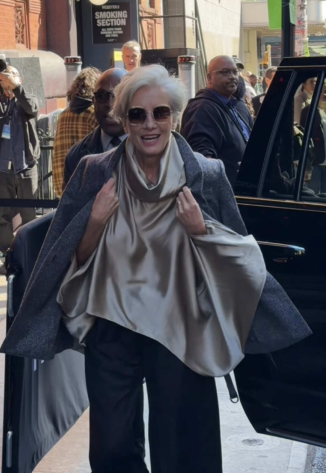 Emma Thompson arrived at the New Yorker Festival and was incredibly sweet with her fans 🧡 #emmathompson #newyorkerfestival #professortrelawney #nycevents 