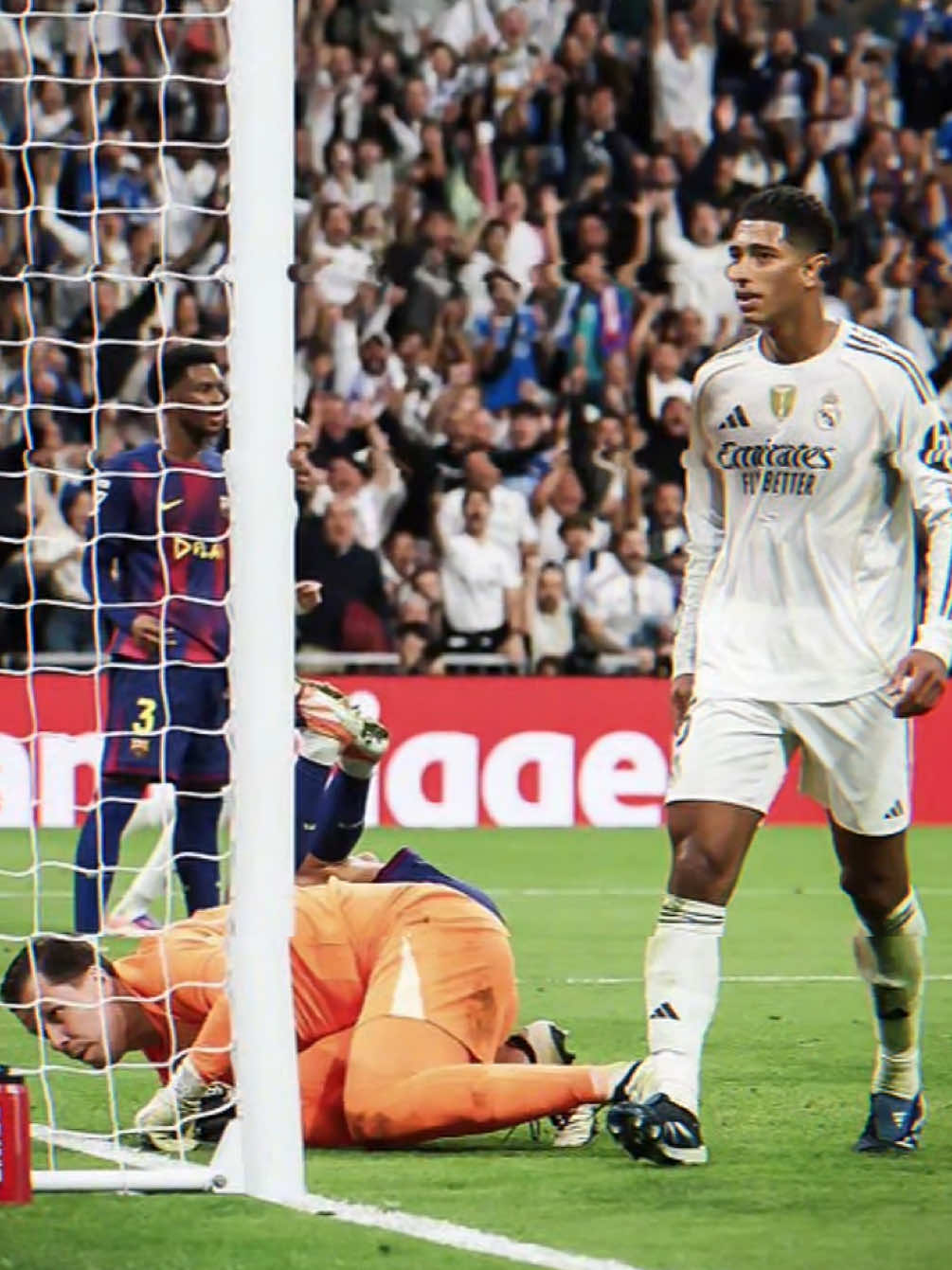 Berani beraninya ada yang bandingin Bellingham sama Pedri, dikasih Camavinga aja udah minta ampun tuh bocah 🤣🤭. Gol dingin Jude Bellingham sekaligus gol kemenangan Real Madrid atas Barcelona 2-1. #ElClasico #bellingham #pedri 