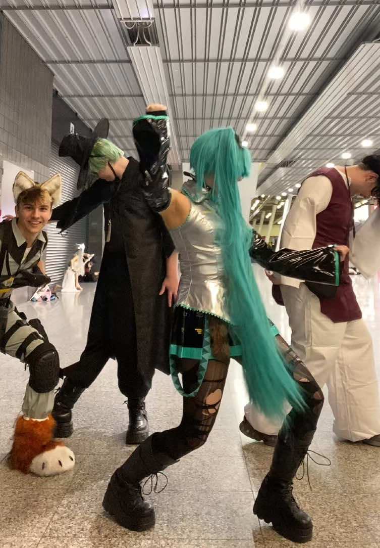 typical saturday at mcm… || i had SOOO much fun at mcm london this october, both friday and saturday were so much fun 🧡 see you again in may !! ( @Sasha’s Male Wife - baby saja + @Tilt - fennix ) #mcmcomiccon #mcmlondon #mcmoctober2025 #cosplay #hatsunemiku 
