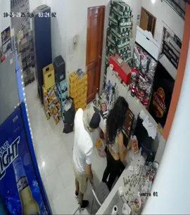 No sé qué es más raro😱😱 1. que se haya caído solita. 2. Que haya caído parada. 3. Que no se haya quebrado. 4. La hora 3:23 am.  Este no es mi año jaja 😝😝😝🤣🤣