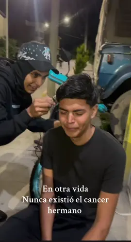 Mi hermano es el que me está cortando mi pelo, él es quien tiene cancer