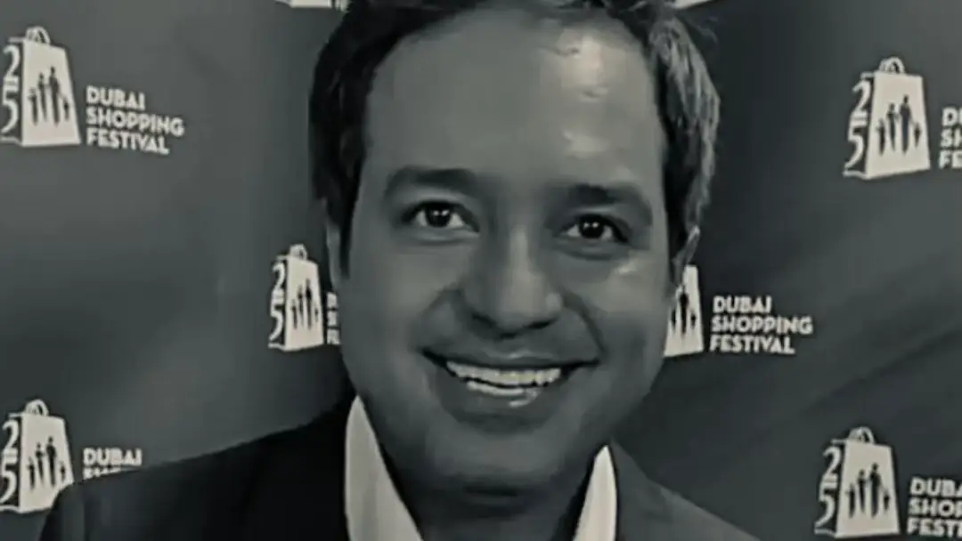 انتي اجمل ما خلق ربي بهالكون الوسيع يسألوني وانتي اكبر من سوالفهم جميع واني أتلاشى بدون  عيونك الخجلى اضيع 