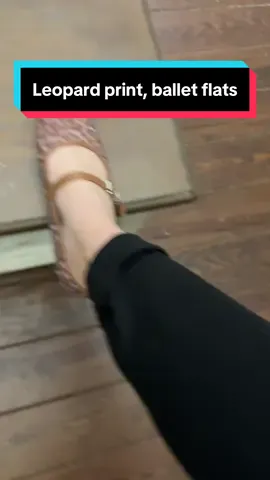 These leopard print flat ballet shoes are so in they’re trending and they’re going viral right here on the TikTok shop so go ahead and click the link to get yours #lepardprint #lepardprintflats #shoes 