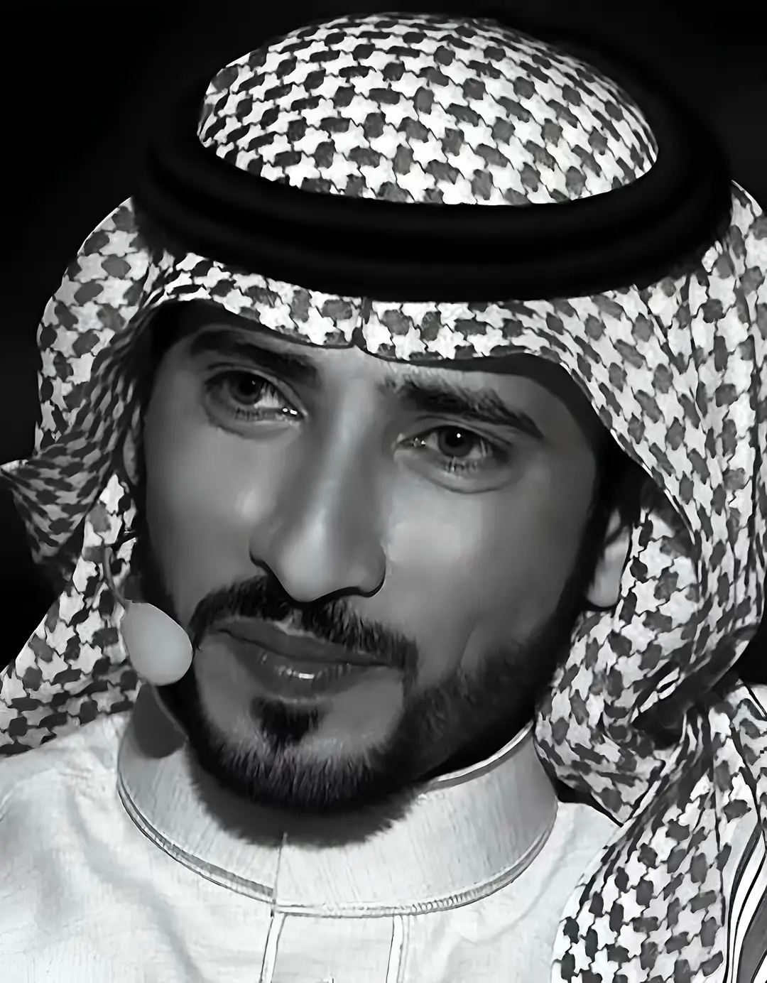 انا ما شلع قلبي من البيض يا ممدوح سوى جادلٍ ينزف على الصدر مطعنها كوت قلبي اللي قبل لا ينكوي مجروح واحبه واحب جروحها واعتذر عنها وهي كل ما تبرى جروحي تحط جروح واجيها واداوي جرح قلبي واطمنها لكن عقب فرقاها ليا ضقت .. وين اروح وانا كل ما يكفخ خيالي تزبنّها تعودت اجي يمه وانا دفترٍ مفتوح وهْي كل ما ترسم دقيقه تلونها هذا برق طيفه في سما الذكريات يلوح واشوف اقشر ايامي خذت موقع احسنها وانا حن قلبي مثل حنة حمام الدوح على وردةٍ في دوحة القلب موطنها صبرنا على فرقا الجسد ليه فرقا الروح ؟ ي ابو روح منيّ كل ابوها وانا منها لك الله نهار العيد هذا نهار جروح يذكرني اعيادٍ وجودك مزينها عساها ليا منه وصل صوتي المبحوح تحنّ ، وترد الروح ! والا تكفنها نجم الاسلمي | #id5l_ 