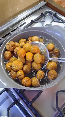 باورت نمیشه وقتی گردو رو بجوشونی، چه معجزه‌ای میشه! 🥰 با این ترفند ساده، پوست گردوهای سفت و سخت رو به راحتی جدا می‌کنی، درست مثل گردوی کاغذی، بدون اینکه مغزش خورد بشه! 😍 کافیه فقط چند دقیقه وقت بذاری تا نتیجه‌ی شگفت‌انگیزشو ببینی! این ترفند پوست کندن گردو واقعاً نجات‌دهنده‌ست برای کسایی که عاشق گردوی درسته‌ان! 🌰 یه قابلمه آب رو به جوش بیار گردوها رو داخلش بریز ده دقیقه بجوشون آبکش کن و بذار خنک شه حالا پوست گردوها به راحتی جدا میشه 😍 #ترفند_گردو #پوست_کندن_گردو #گردوی_کاغذی #ترفند_آشپزی 