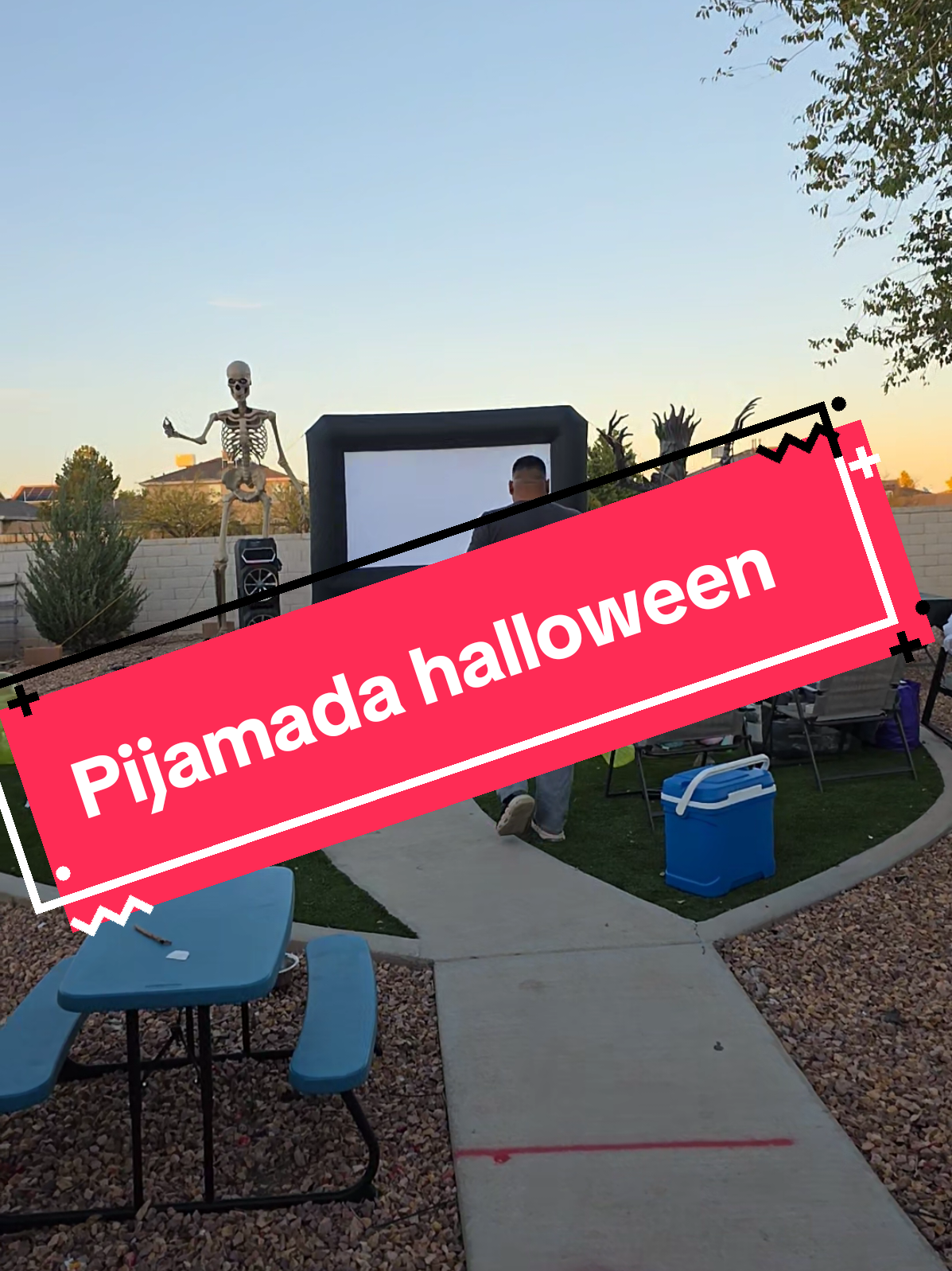 Es tu señal para sacar ese proyector y hacer pijamada. #scary #halloween #family #movies #pijamada 