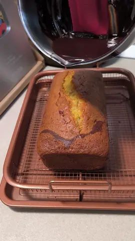 #AnaTesteazăChatGPT – noua mea serie în care pun la încercare rețetele AI 🍰 Ce testăm data viitoare?”  Chec marmorat cu glazură de ciocolată.  🔸 Ingrediente pentru chec: • 5 ouă mari • 180 g zahăr tos • 1 plic zahăr vanilat • 60 ml ulei • 60 g unt topit si racit • 1 lingura esenta vanilie • 120 ml lapte cald • 220 g făină tip 000 • 10 g praf de copt (1 plic) • un praf de sare • 1 lingură oțet sau zeamă de lămâie • 1 lingură cacao neagră (pentru partea închisă) • coajă rasă de lămâie sau portocală (pentru aromă de „casă”) ________________________________________ 🔸 Ingrediente pentru glazura moale de ciocolată: • 100 g ciocolată (de menaj sau 50% cacao) • 50 ml frișcă lichidă  vegetală • 20 g unt • 1 linguriță miere (opțional – pentru luciu) ________________________________________ 🧁 Mod de preparare 1. Baza pufosă: 1. Separă ouăle. Bate albușurile spumă tare cu un praf de sare. 2. Adaugă zahărul treptat și continuă până spuma devine lucioasă și densă. 3. În alt bol, amestecă gălbenușurile cu uleiul si untul, apoi adaugă laptele, zahărul vanilat, esenta de vanilie și coaja de citrice. 4. Pune amestecul de gălbenușuri peste spuma de albușuri, amestecând ușor cu o spatulă. 5. Încorporează făina cernută cu praful de copt, în 2-3 tranșe. La final, adaugă oțetul. 2. Marmorat: 6. Separă ⅓ din compoziție și amestec-o cu lingura de cacao + esența de rom. 7. Toarnă în tavă tapetată cu hârtie de copt straturi alternative (alb + maro) și trece cu o scobitoare prin compoziție ca să obții efectul marmorat. 8. Coace la 170°C, timp de 45 minute, sau până trece testul scobitorii. 9. Lasă+l să se răcească complet. ________________________________________ 🍫 Pentru glazura 1. Într-un vas mic, încălzește frișca lichidă până aproape fierbe. 2. Stinge focul, adaugă ciocolata bucăți + untul + mierea. 3. Amestecă până se topește tot și devine lucioasă și omogenă. 4. Las-o 5 minute să se răcească ușor, apoi toarn-o peste checul rece. 5. Eu l-am dat la frigider pana cand s-a racit complet glazura si s-a intarit, apoi l-am feliat.