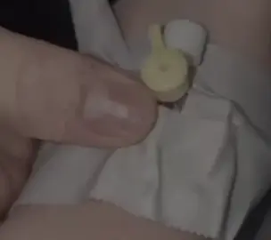 ئەو زۆر سەیر بوو لە خۆشویستنم، خۆشی ئەویستم بەڵام هەر کەسێک باسی کردبام بە خراپە باوەڕی ئەکرد لە کاتێکا لێم تينەگەشت کە چەنم خۆشەوێ لە کاتێکا چاوەکانم بەس ئەوی ئەبینی نەوەک هەڵە و کردارەکانی' لەجێگای ئەوەی ڕوبەڕوویان بوەستێ پێئەکەنی بەدەمیانەوە ئینجا بیرم کردەوە کە ئەو دڵە نەخۆشەی من کە شێتی ئەو بوە هیچ لەگەڵیا ئاسوودە نیە' منێک ڕوبەڕووی هەمووان وەستامەوە کاتێک لە شوێنێ باسکرا پشتی خێزانەکەم بەردا و شەڕم بوو لەسەر ئەو' ڕاستە ئێستا پەشیمانی هیچ سوودی نیە بەڵام نابوو بەو شێوەیە باوەڕ بە بێگانە بکا' وای ئەزانی ناشکێم وای ئەزانی لە بەرد و ئاسنم وای دانابوو ڕێگای ڕۆشتن نازانمههه....