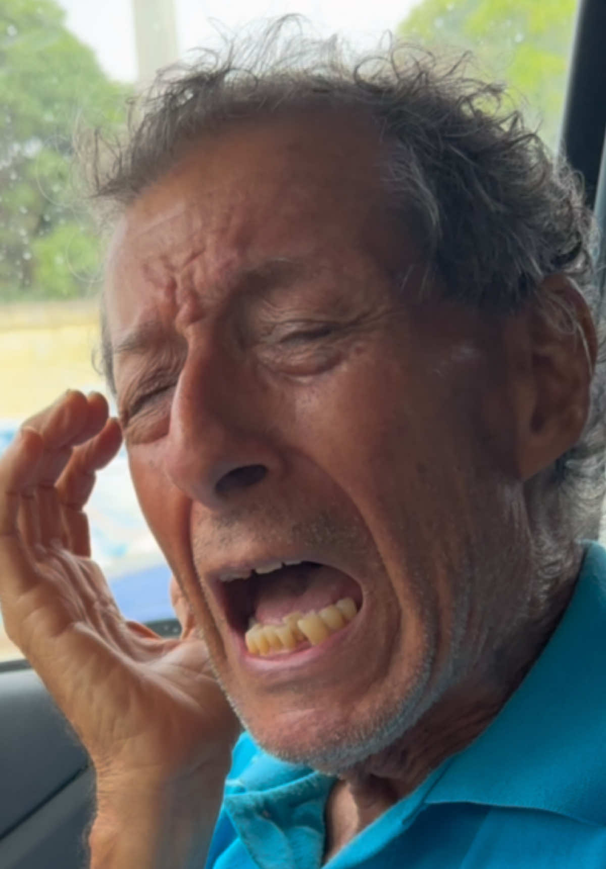 En la calle encontramos a este abuelo que se sabe canciones de memoria 😨🥹 #ayudandoapersonas #personasincreibles #fyp #emocional #fypppppppppppppp #viral 
