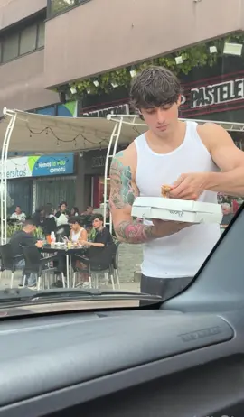 El aura proviene de la pizza ? #fitnessmotivation #gymrat #aura #reactionboy #gymmotivation 