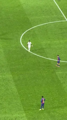 Aquí el enojo de Vinicius Jr con Xabi Alonso por sacarlo de El Clásico. Incomprensible el cambio. Vini hizo un PARTIDAZO. #realmadrid #Foot #clasico @Vini Jr. 