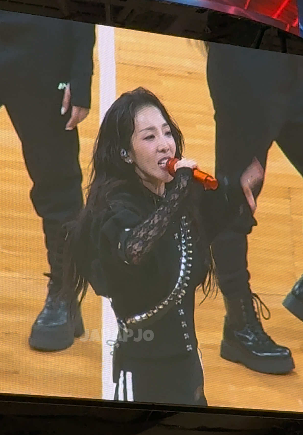 Naega jeil jal naga! “I Am The Best” by 2ne1 performed by @산다라박 Sandara Park at #BenchShootOfAsia #dara #sandarapark #choiminho #nctjohnny 