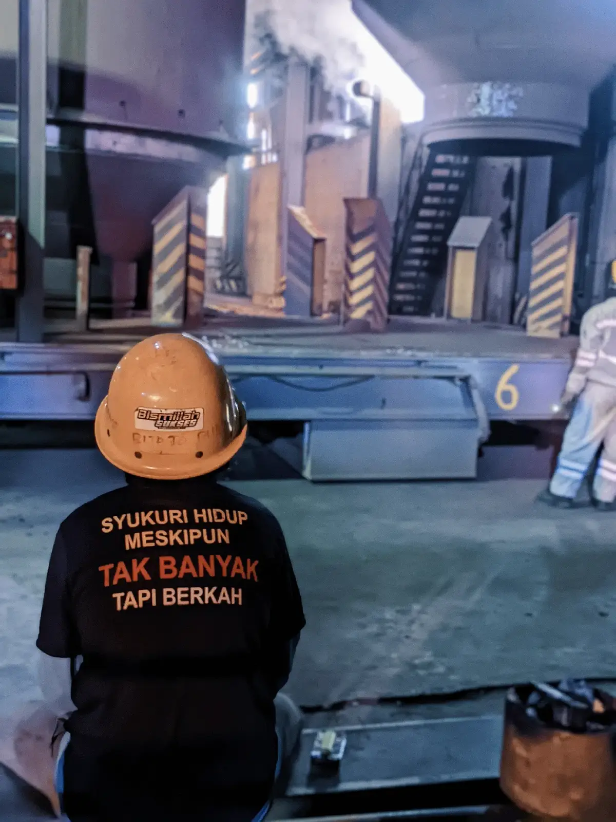 Bahan-bahan 300 gram/2 piring penuh nasi putih 1 butir telur ayam 2 buah sosis 3 butir bakso 1 potong ayam goreng, suwir 1 pasang ati ampela rebus 200 gram sawi hijau 1 batang daun bawang 2 siung bawang putih, iris 4 buah bawang merah, iris 2 sdm kecap manis 1 sdt kecap ikan 1 sdm saus tomat 1 sdm saus tiram Garam secukupnya Kaldu bubuk secukupnya Minyak goreng Bumbu halus 2 siung bawang putih 4 buah bawang merah 5 buah cabai merah Garam secukupnya Cara membuat 1. Panaskan minyak goreng, tumis bumbu halus hingga harum 2. Masukkan nasi, kemudian tambahkan kecap dan garam. Aduk rata kemudian angkat 3. Panaskan minyak goreng pada wajan, tumis bawang putih dan bawang merah sampai harum dan layu. Masukkan cabai dan telur, orak-arik sebentar 4. Tambahkan sosis, bakso, ayam, dan ati ampela. Kemudian tambahkan kecap manis, saos tiram, kecap ikan, dan kaldu bubuk. Aduk rata dan masak hingga matang merata 5. Masukkan sawi hijau yang sudah dipotong, masak hingga semuanya matang 6. Nasi goreng gila siap disajikan.