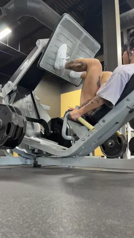 Locking your legs on the leg press can lead to serious injury 😭💀 Form always comes first. Learn how to train heavy and stay safe. My 12-Week Program shows you proper form, control, and recovery 🔗 in bio. #gymfail #legpress #formmatters #trainingsmart #fitnesstips 