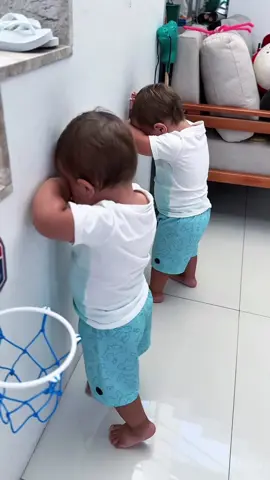 A mamãe colocou todo mundo no cantinho do pensamento kkk #gemeos #twins #baby #viral #meme 