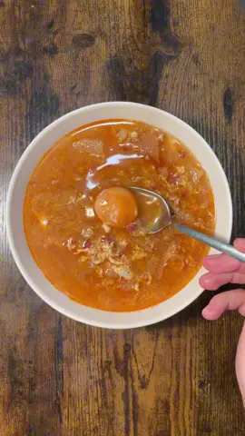 Las mejores sopas del mundo: sopa de ajo🧄🍜 la sopa de ajo no es una simple sopa, es el reflejo vivo de la historia de un país y un pedacito de nuestro pasado me encuentro muchos comentarios en redes sobre lo poco apetecible que se ve esta sopa, pero es que su función no es ser estética, sino alimentar durante años a gente con pocos recursos y aprovechando el pedazo de pan duro encima de la mesa de nuestros abuelos esta es una receta con muchas variantes dependiendo de la familia y de la zona de españa, pero así es como me la hacía mi madre de pequeña y como a mí me gusta❤️ INGREDIENTES: 3 dientes de ajo 90gr taquitos de jamon 100gr de pan duro 1 cucharada de pimentón dulce 500ml de agua Sal o pastilla de caldo de carne al gusto 2 huevos #sopadeajo #sopacastellana #lasmejoressopasdelmundo #sopas #recetasespañolas 