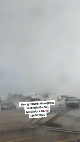 Strong #tornado damages a building in Gautier, Mississippi, US 🇺🇸 (26.10.2025 