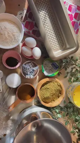 المقاددير  3 بيضات  كوب ونص دقيق  نص كوب سكر  ملعقه ونص بكنج باودر  فانيلا  نص كاس زيت زيتون  علية زبادي  نص كاس حليب  زعتر  فانيلا.     #وصفاتي #one_pot_recipes #مالي_خلق_احط_هاشتاقات #الصين_ماله_حل😂 #كيكة_سهلة_وسريعة 