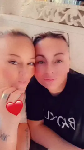 quinze jours que nous avons vécu ensemble ces moments magnifiques, mais mon cœur en porte encore la douceur. Quinze jours remplis de rires, de complicité, de tendresse, et de ce bonheur unique que je ne trouve qu’à tes côtés. Merci pour chaque regard, chaque mot, chaque geste d’amour que tu m’as offert. Merci de me donner cette force, ce sentiment d’exister vraiment, de vivre pleinement. Depuis ton départ, chaque seconde sans toi me paraît longue. Ton absence pèse sur mes jours, et pourtant elle me rappelle aussi à quel point je t’aime. Tu me manques, dans ma tête, dans mes bras, dans ma vie. Mais je garde en moi une seule certitude : nous allons vite nous retrouver. Et ce jour-là, ce sera encore plus beau, encore plus fort, encore plus nous. Je t’aime plus que les mots ne pourront jamais le dire, et je suis fier d’avancer dans cette vie avec toi, main dans la main, cœur contre cœur je t'aime mon amour de femme  #🏳️‍🌈  #wlw  #couple🏳️‍🌈  #Lesbienne 