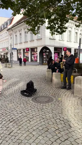 Live music in Berlin‘s streets😍🇩🇪#streetsartist #streetmusic #Berlin #Germany #Europe 