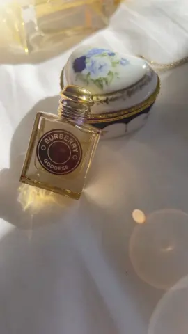 🪻Goddess Burberry 💜 🇬🇧It’s a delightful fragrance that combines the soothing scent of lavender with the comforting aroma of vanilla.  - When I first sprayed it I just kept getting whiff’s of this warm vanilla with that beautiful fresh pure smell of lavender and a smooth hint of cacao. I just kept sniffing my hand because the scent was irresistable . This is definitely one of my favorite perfumes for now 💜 .  The longevity is good it lasts more than 6hours . The projection is nice for the first hour .  🇪🇸Es una fragancia deliciosa que combina el aroma relajante de la lavanda con el aroma reconfortante de la vainilla. Cuando lo rocié por primera vez, no dejaba de percibir bocanadas de esta cálida vainilla con ese hermoso y fresco olor puro de la lavanda y un suave toque de cacao. Seguía oliendo mi mano porque el aroma era irresistible. Este es definitivamente uno de mis perfumes favoritos por ahora 💜.  La longevidad es buena, dura más de 6 horas. La proyección es agradable durante la primavera hora. 🇫🇷 Parfum très agréable et originale . Une très belle vanille accompagné du fraîcheur de lavende avec des nuances douces de cacao . Un parfum de tous les jours, mais qui sublime également une tenue de soirée. Je le trouve féminin, élégant et réconfortant. J’ai eu le coup de cœur la première fois que je l’ai senti 💜.Avec une bonne tenue , tient plus que six heures avec un sillage modéré , la première heure.  👑من اجمل و ارقى العطور النسائية ، فاخر يرمز للأنوثة مع لمسات ناعمة و دافئة. يفتتح برائحة الفانيلا الدافئة  الساحرةو  الممزوجة برائحة منعشة و قوية من اللافندر الطبيعي  ثم تصعد نفحات رقيقة متناغمة من غبار الكاكاو لتضفي على العطر رقة و سحر . من اول رشة ، أعجبني ، عطر صعب المقاومة و سهل الإعجاب . يمكن استعماله في اي وقت ، تباثه جيد يدوم اكثر من ست ساعات و فوحانه جميل في الساعة الاولى . #burberrygoddess #goddessburberry #bestperfume #womenfragrance #vanillaperfumes 