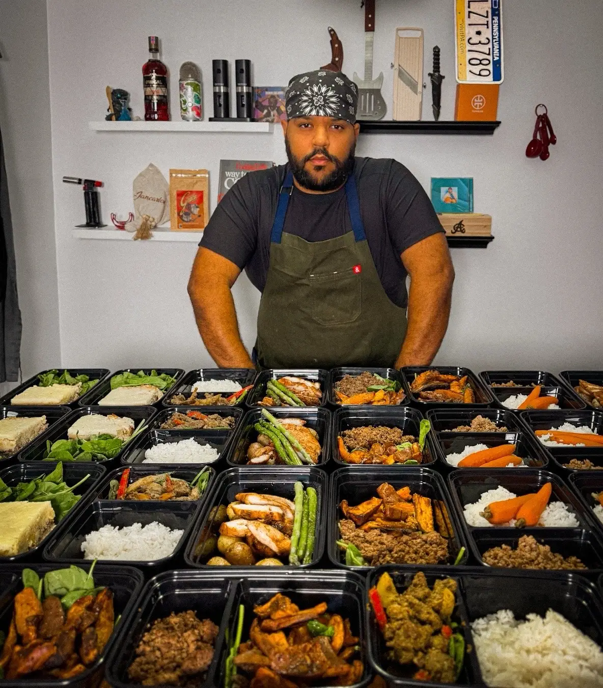 No tengo la disciplina… la estoy construyendo. De el placer me dejé vencer, aceptando quién soy, haciendo lo que amo con propósito. Peleando con las distracciones todos los días, formando un estilo de vida que no aprendí desde pequeño, pero que hoy decido trabajar. Estos meal preps no son solo comida, son mi estructura, mi enfoque, mi propósito. Para los que viven ocupados pero aún quieren cuidarse — esto también es para ustedes ☄️ #MealPrepConPropósito #SiganRompiendo #DisciplineInProgress