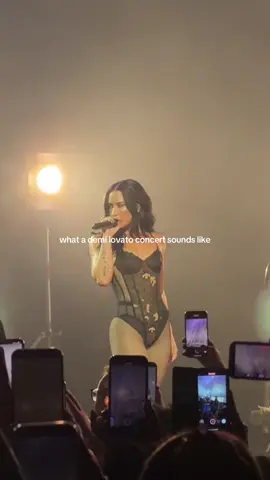 it was my first time seeing her live and i’m SOOO impressed by her vocals & stage presence wowow 😩 #demilovato #hollywoodpalladium #losangeles #onenightonly #itsnotthatdeep 