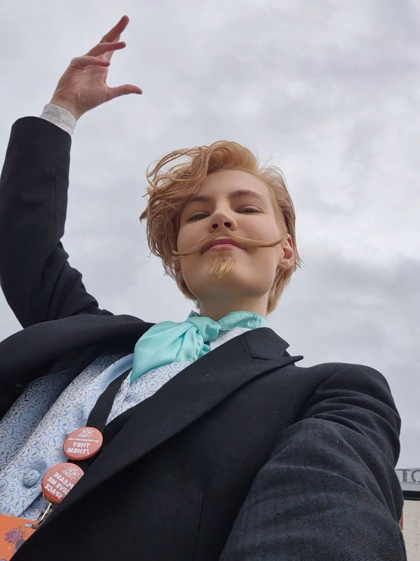 Today was the day of the Dimension 20 fan meet-up @MCM Comic Con  and I had an absolute blast as Wealwell! The D20 meets are always the highlight of my con weekends and this was no different! I also got to meet Cait May with our whole Cloudward, Ho! group which was amazing and they were so lovely! #mcmcomiccon #cloudwardho #cloudwardhocosplay #dimension20 #dimension20cosplay 