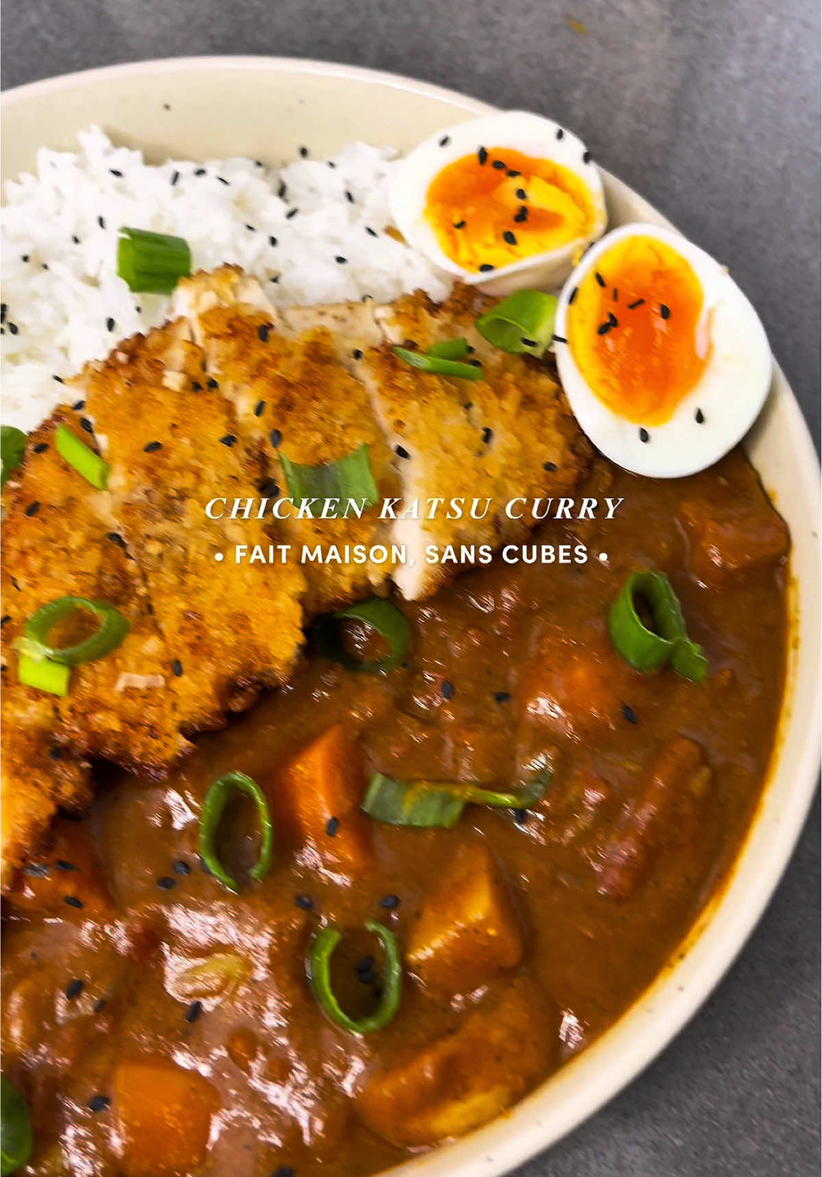 Recette de chicken katsu curry 🇯🇵 🍛  Ici j’ai voulu faire sans les cubes de golden curry déjà tout prêt, vous allez voir c’est pas compliqué à faire et c’est plein de saveurs 🤤 INGRÉDIENTS : (pour 4 personnes) Sauce curry : - 4 petites carottes ou 2 grosses 🥕  - 3 petites pommes de terre 🥔  - 1 oignon 🧅  - 3 càc de pâte ail 🧄 et gingembre 🫚  - 1 càs de farine - 400 g de pulpe de tomates 🍅  - 2 càs de sauce soja salée - 2 c. à soupe de sauce huître - un peu de chocolat (facultatif) - eau 💧  Pour les épices : 1 càc de chaque : garam masala, curcuma, cumin, coriandre, paprika, 1/2 càc de piment en poudre et du poivre et sel Pour le poulet :  - 4 escalopes de poulet - 2 œufs 🥚  - Chapelure panko - Paprika, poivre et sel - Huile pour la friture #chickenkatsucurry #chickenkatsu #katsucurry #japenesefood #japan 