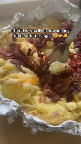 Boil 4 medium potatoes until soft. Wrap them in foil and air fry for 5 minutes — they’ll get that amazing roasted flavor. Smash them with a fork, add lots of butter, mash again until creamy. Top with a mountain of cheese, air fry for another 5 minutes until it melts perfectly. Sprinkle crispy fried bacon on top and serve hot. So simple, but insanely delicious 🔥