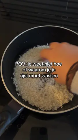 Tsja… dit is één van de redenen waarom Chinezen mij een ‘nep-Chinees’ noemen. Hoe je rijst moet wassen? (Is er een specifieke techniek?!) En waarom eigenlijk? (Nederlanders doen dit niet standaard.) Uh… geen flauw idee. Maar daar wil ik verandering in brengen. Ik wil antwoorden vinden op de vragen die ik heb als ‘nep-Chinees’. Want eerlijk? Die bijnaam vind ik echt vre-se-lijk irritant. Daarom wil ik alles leren over wat Chinezen nou écht Chinees maakt. 🍚🥢 Wist jij dat en hoe je rijst moet wassen voordat je gaat koken? #china #rijst #koken #aziatisch #rotterdam