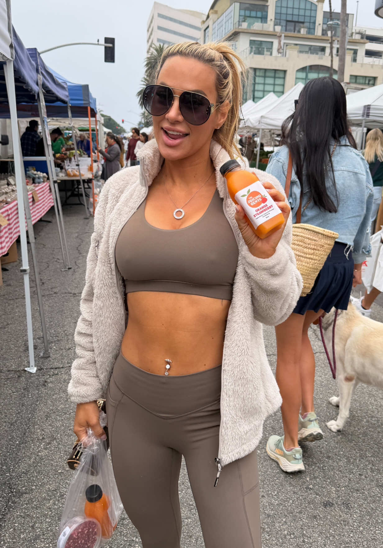 Stopped by the Santa Monica farmers market and grabbed the juicing gents new orange strawberry juice. It was so yum 😋 