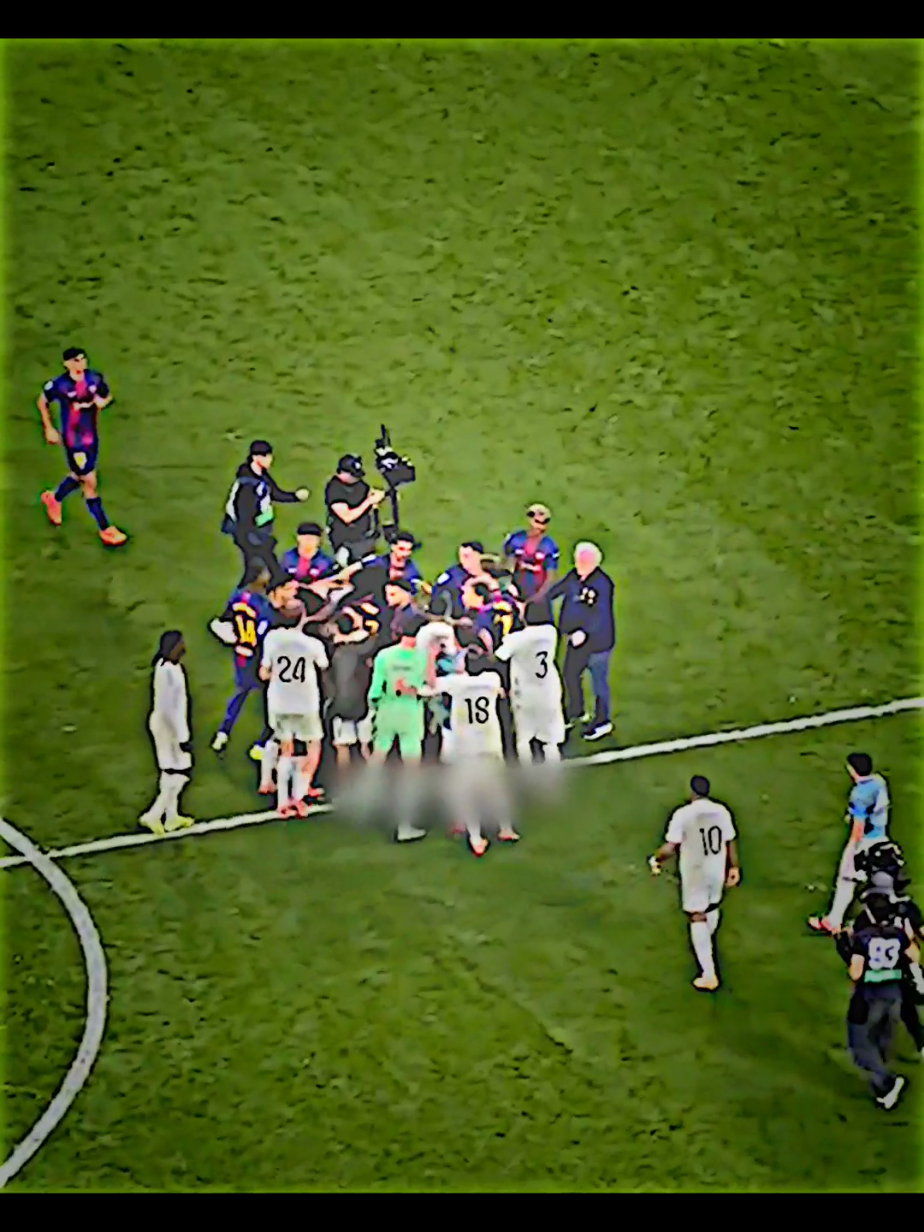 فينسيوس اكثر شخص يغار على شعار ريال مدريد 😉🔥🔥 #الدون_🇵🇹🔥cr7 #صاروخخخخخ☠️ماديرا🚀🔥 #creatorsearchinsights #كرستيانو_رونالدو🇵🇹 #تيم_اساطير_الدفاع_🔥👿 