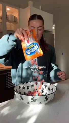 this one was FIREEEE 🔥🍬👻🎃 #candysalad #asmr #halloweencandysalad #halloweentreatideas #halloweenideas 